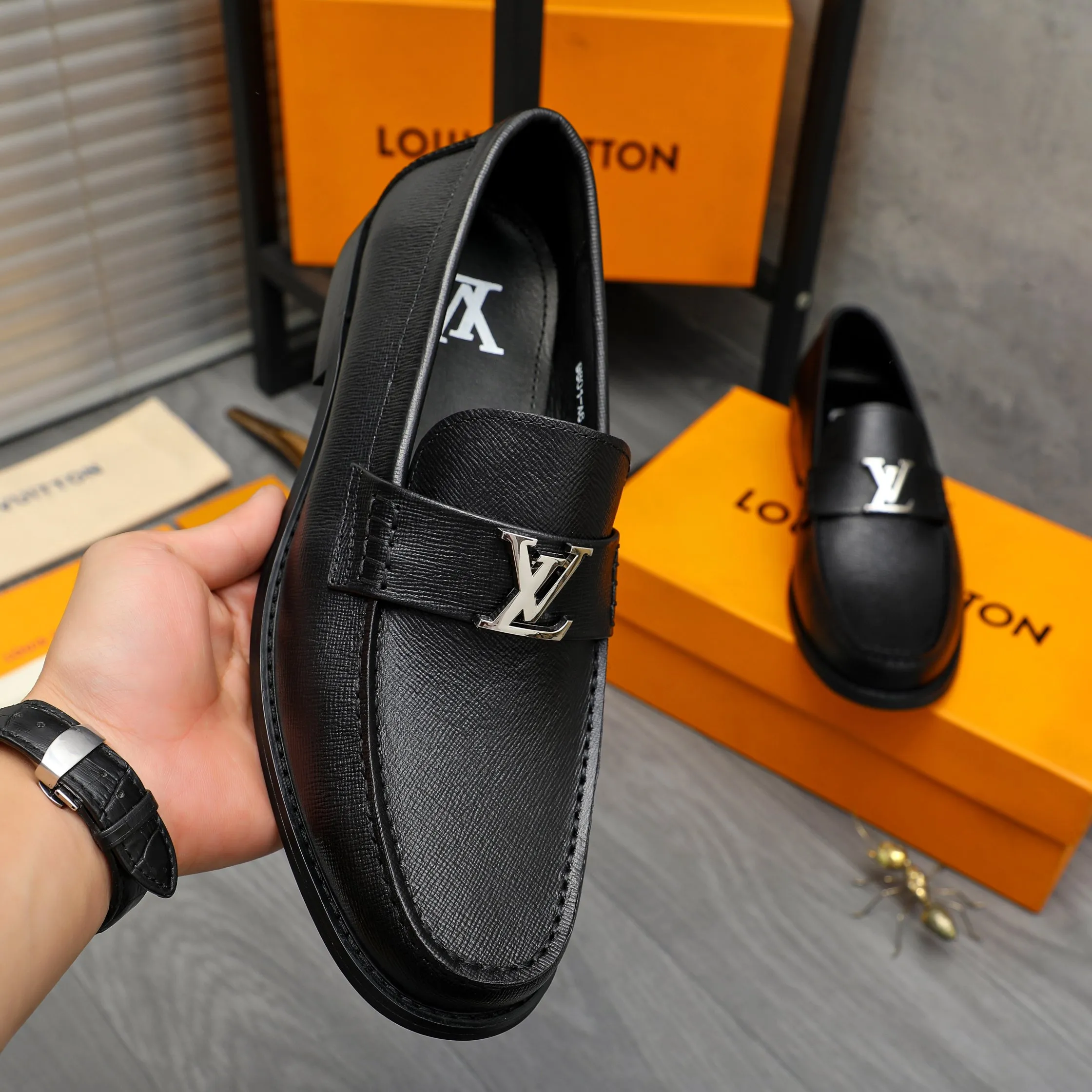 Men's shoes 💰p460 Product trademark: LV (Louis Vuitton) business slip-on leather shoes. Regular size: 38-45 (45 is custom-made and non-returnable) Product materials: Selected high-quality vertical grain cowhide upper, cowhide lining, original rubber outsole
